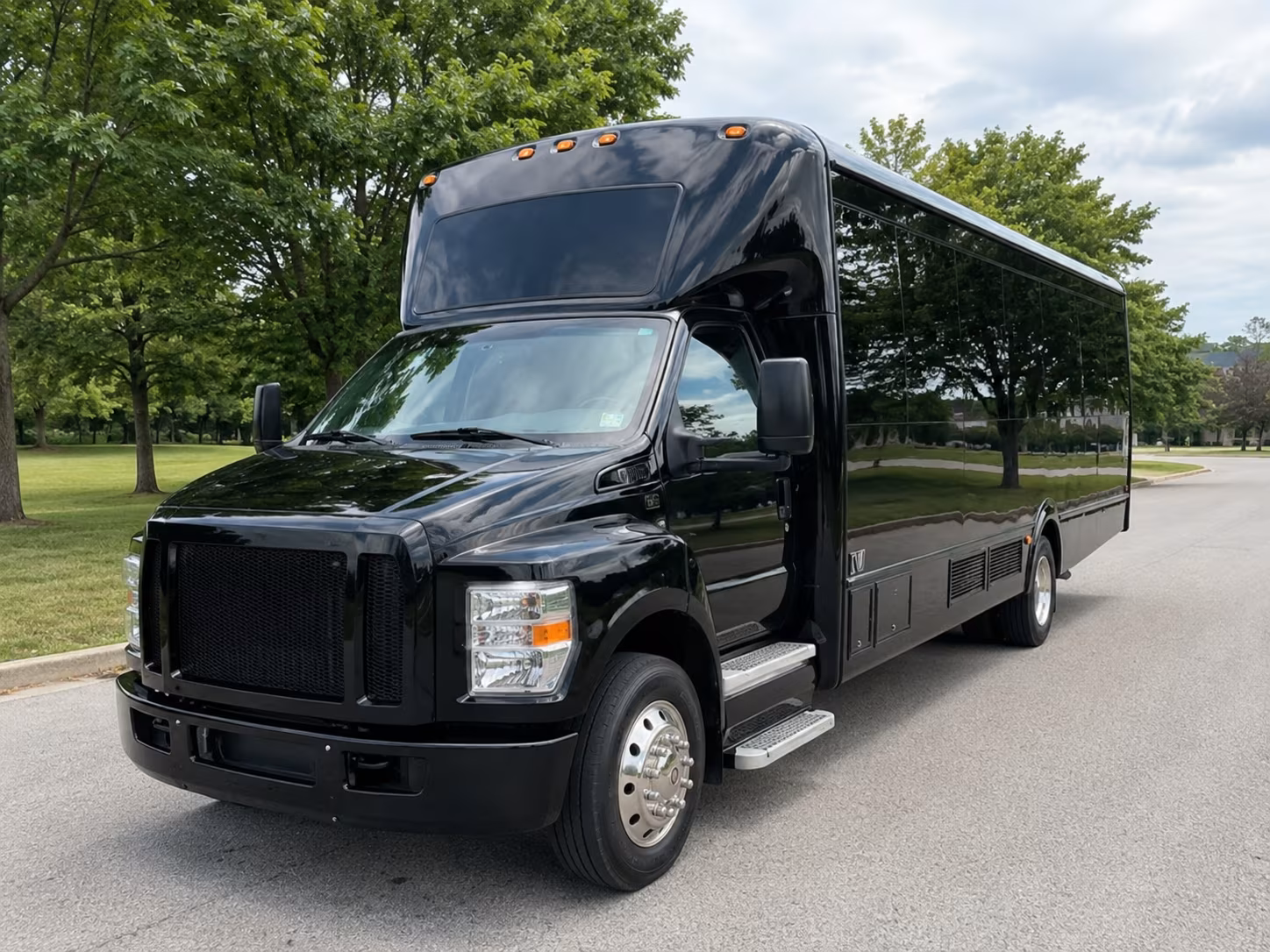 Hollywood Birthday, Sweet 16, & Quinceañera Transportation party bus exterior